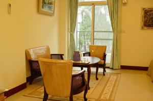 a dining room with a table and chairs and a window at Feng Lin Homestay in Shuili
