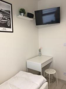 Μια τηλεόραση ή/και κέντρο ψυχαγωγίας στο Apartament Kraków Arena No 76