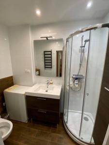 Kamar mandi di Apartament Golden