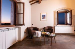 圣维塔勒Borgo Degli Angeli Resort e Spa的带桌椅和窗户的客厅
