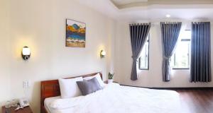Postel nebo postele na pokoji v ubytování Le Grey Dalat Hotel