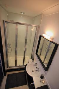 哈羅蓋特的住宿－Franklin Mount Boutique Guesthouse，浴室配有白色水槽和淋浴。