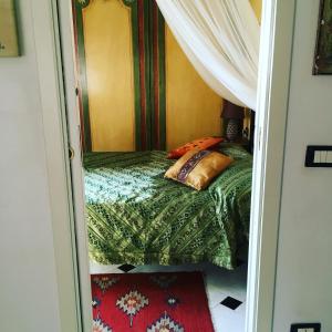 um pequeno quarto com uma cama numa porta em Romantic Sea View Flat in Genova em Gênova