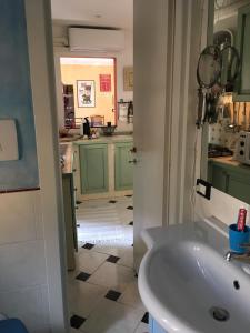 Η κουζίνα ή μικρή κουζίνα στο Romantic Sea View Flat in Genova