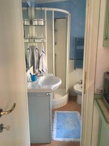 Phòng tắm tại Romantic Sea View Flat in Genova