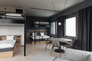 1 dormitorio con literas, mesa y sillas en Comfort Hotel Arlanda Airport Terminal, en Arlanda