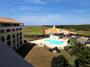 eine Luftansicht auf ein Gebäude und einen Pool in der Unterkunft Appart du golf in Saint-Jean-de-Monts