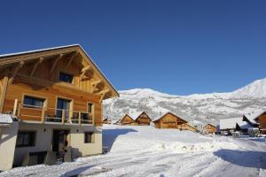 a lodge in the snow with mountains in the background at Bottières in Saint-Pancrace