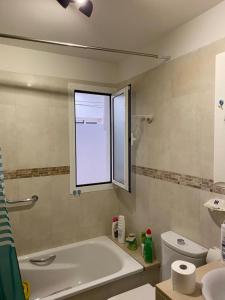 baño con bañera y ventana en Vv Hoony Mugler wifi free private parking aire acondiciony, en Puerto del Rosario