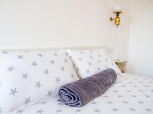 a bed with a purple blanket on top of it at B&B marnaecalcare in Sedico