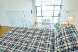 Säng eller sängar i ett rum på Apartamento LOFT duplex con parking Gratis