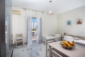 Postel nebo postele na pokoji v ubytování Heart of Paros Apartments