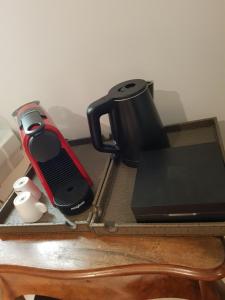 uma máquina de café sentada em cima de uma mesa em chambre d'hôte Croix-Rousse em Lyon