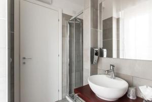 A bathroom at Interno 1 Ciampino Roma Luxury Apartment