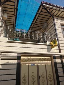 - un balcon au-dessus d'un bâtiment avec une porte dans l'établissement Aziz Hotel, à Samarcande