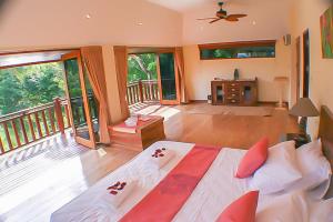 トン・ナイ・パン・ノイにあるVilla Vadee - Private Villa, Swimming Pool, Deck, 4 Bedrooms, Sleeps 8, Ocean Viewの大きなベッドとバルコニーのある寝室