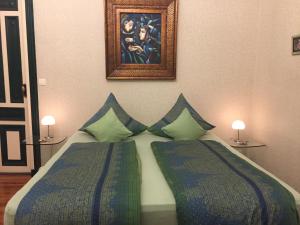 Tempat tidur dalam kamar di Chateau de Bellevue B&B et Appartements avec Piscine chauffée et Chambres partout climatisées