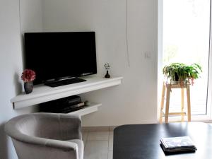 TV a/nebo společenská místnost v ubytování B&B Le Clos du Lac