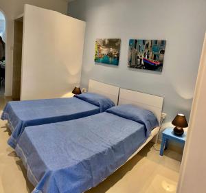 Ένα ή περισσότερα κρεβάτια σε δωμάτιο στο Marsalforn centre maisonette
