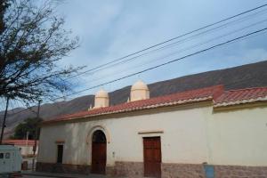 een wit gebouw met twee koepels erop bij Cielo de Tierra 1: Balcón a los molles in Tilcara