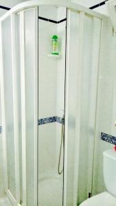 una doccia con porta in vetro accanto a servizi igienici di Ocean View Design Apartment Puerto Rico a Puerto Rico de Gran Canaria Altre 4 foto