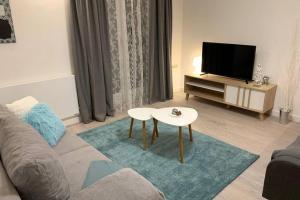 una sala de estar con un sofá y una mesa en Servus apartment Ilica, en Zagreb