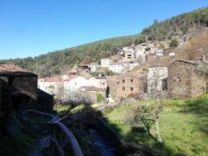 un pequeño pueblo en una colina con edificios en Casa da Carvalha, en Lousã