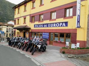 una fila de motocicletas estacionadas frente a un edificio en Hosteria Picos De Europa, en Potes