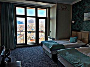Säng eller sängar i ett rum på Ruma Qala Hotel