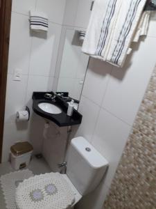 a small bathroom with a toilet and a sink at Suítes Pirenópolis Piri in Pirenópolis