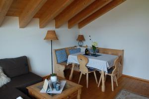 - un salon avec une table et un canapé dans l'établissement Panoramablick, à Lermoos