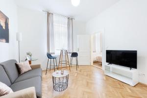 TV a/nebo společenská místnost v ubytování Prague Roof Apartments