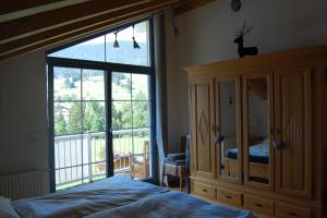 - une chambre avec un lit et une grande fenêtre dans l'établissement Panoramablick, à Lermoos