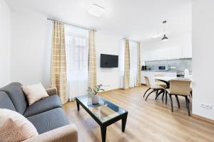 TV a/nebo společenská místnost v ubytování Prague Roof Apartments