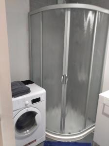 eine Waschmaschine und eine Waschmaschine im Bad in der Unterkunft Studio in Baccarat