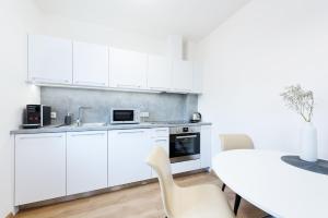 Kuchyň nebo kuchyňský kout v ubytování Prague Roof Apartments