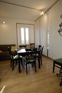 jadalnia ze stołem, krzesłami i kanapą w obiekcie Il Brigantino w mieście Cori