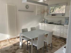 a kitchen with a dining room table and chairs at Bellavista in Brezzo