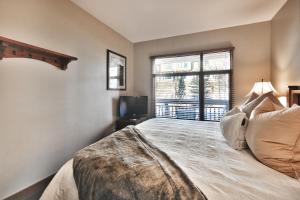 Sundial Lodge 1 Bedroom by Canyons Village Rentals tesisinde bir odada yatak veya yataklar