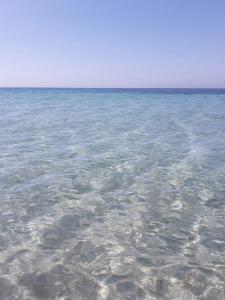 un grande corpo d'acqua con rocce di Casa al MARE CON SPLENDIDA VISTA SUL MARE a Petrosino