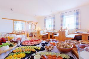 埃爾萬根的住宿－克魯布赫爾-達斯蘭德酒店，一张桌子上面有很多不同类型的食物