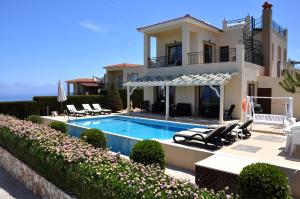 新喬里歐的住宿－Villa Zefyros，别墅前设有游泳池