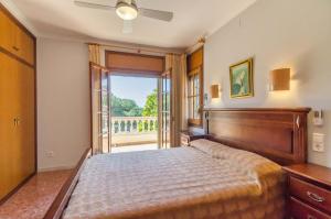 Un dormitorio con una cama y una ventana grande en Club Villamar - Abanico, en Lloret de Mar 26 fotos más