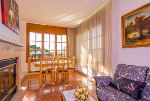 Una sala de estar con una mesa y un comedor. en Club Villamar - Abanico, en Lloret de Mar