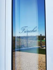 une porte en verre avec le mot bonheur écrit sur elle dans l'établissement Monte das Perdizes, à Olhão