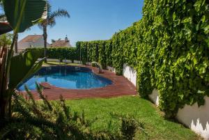 una piscina en un patio con terraza de madera en Club Villamar - Capilla, en Calafell