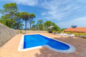 - une piscine dans l'arrière-cour d'une maison dans l'établissement Club Villamar - Canxevi, à Lloret de Mar