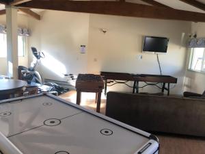 uma sala de estar com uma mesa de bilhar e uma televisão em Meadowcliff Lodge Coleville em Coleville