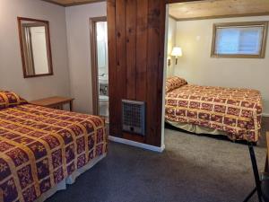 Cette chambre comprend deux lits et une salle de bains. dans l'établissement Seadrift Motel & RV Park, à Lakeside