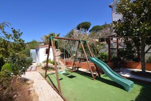 un parque infantil con un tobogán en un patio en Club Villamar - Fleming en Lloret de Mar
